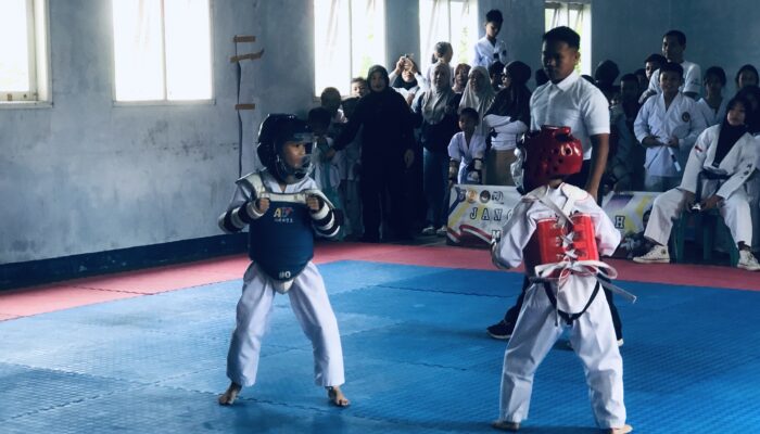 Aksi Memukau Atlet Muda Warnai Uji Tanding Taekwondo di Bone Bolango