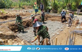 Personel Kodim 1314/Gorut Bersama Warga Semangat Bangun Jembatan Garuda di Desa Kasia